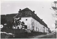 Horní dvůr v Suchdole nad Odrou v roce 1955. Horní dvůr se nachází vlevo u silnice směrem na Kletné (poslední dům).